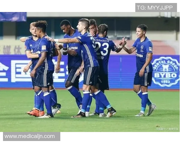 沙尔克04惨遭德甲失利,球队连败局势难改